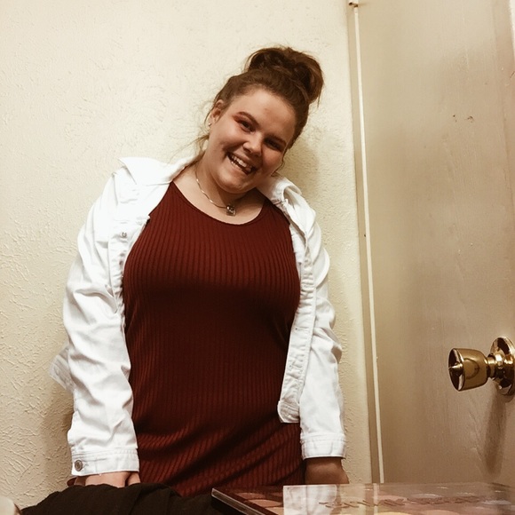 Meet your Posher, Amanda - Picture 2 of 3